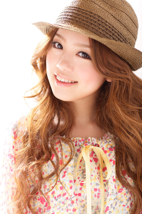 Nishino Kana (西 野 カ ナ) Sony Music Japan şirketine bağlı Japon pop şarkıcısı...